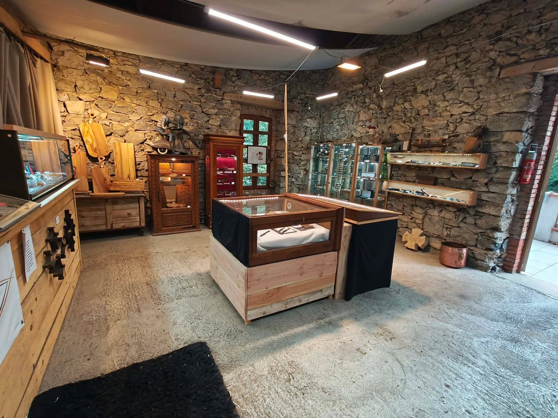 La salle d'exposition de l'atelier, murs de pierre en Pays Cathare, près du château de Puilaurens
